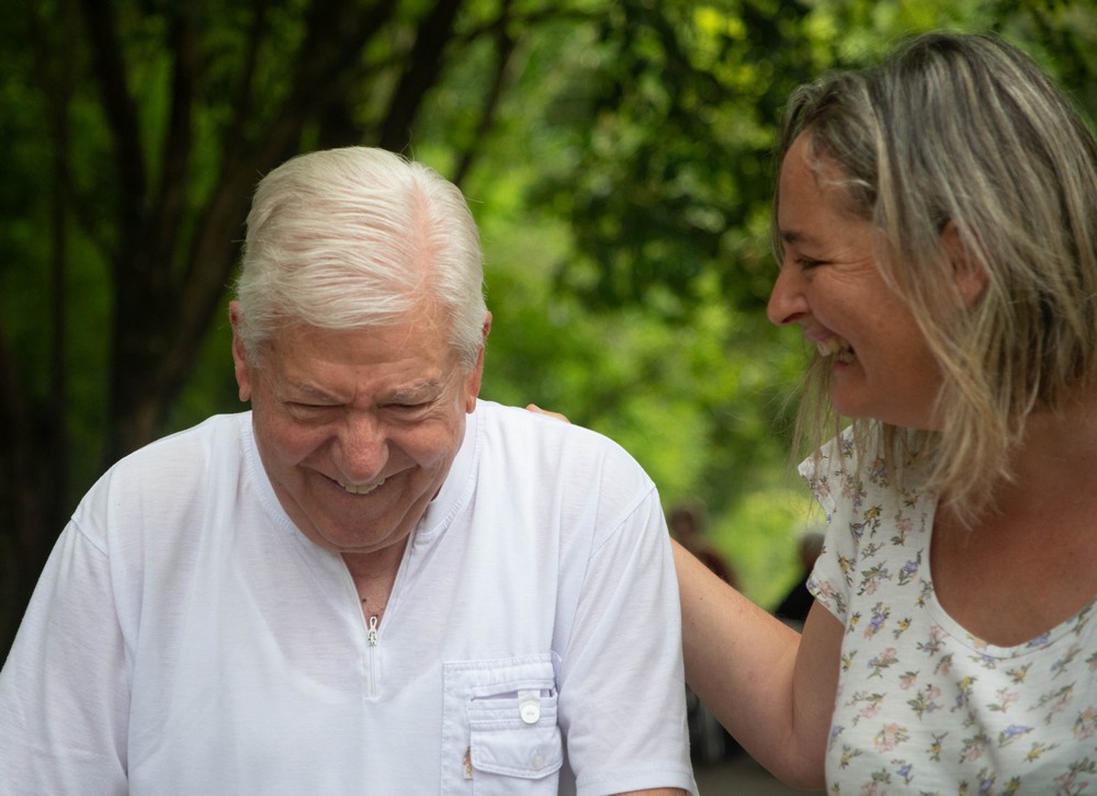  Egoiliar eta langilea barre artean hizketan