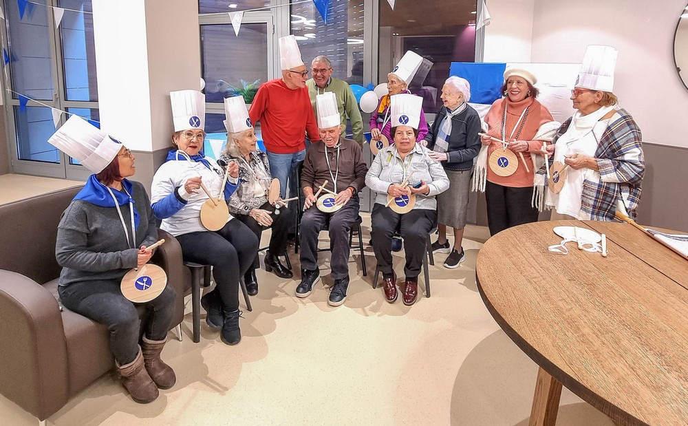  egoiliar batek danborrada jotzen du