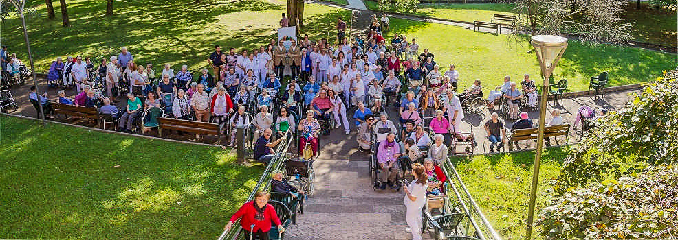 residentes y personal de Zorroaga Fundazioa posan en el jardín